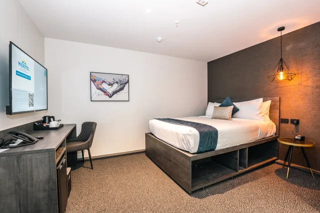 Inner, Queen Bed، The Viv Hotel Wellington 3/8