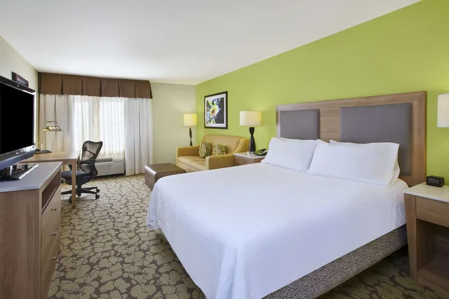 غرفة بسرير كينج بحوض استحمام لذوي الإعاقة، Hilton Garden Inn Wichita Hotel 1/2