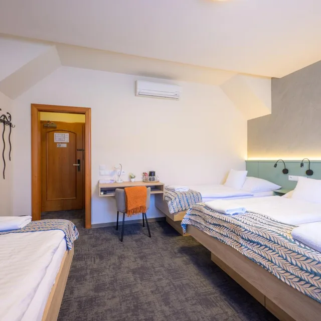 غرفة رباعية، Hotel Roudna 5/10