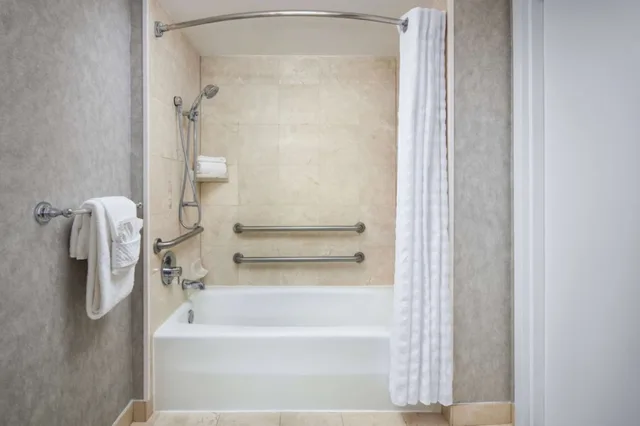 استوديو بسرير كينج لذوي الإعاقة، Embassy Suites by Hilton West Palm Beach Central 8/10