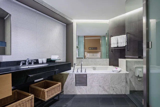 غرفة ديلوكس بسرير كينج بإطلالة على البحيرة، Hilton Kuala Lumpur 8/8