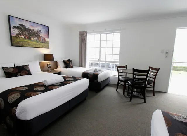 غرفة عائلية بسرير كوين وسريرين منفصلين، Takalvan Motel 1/8