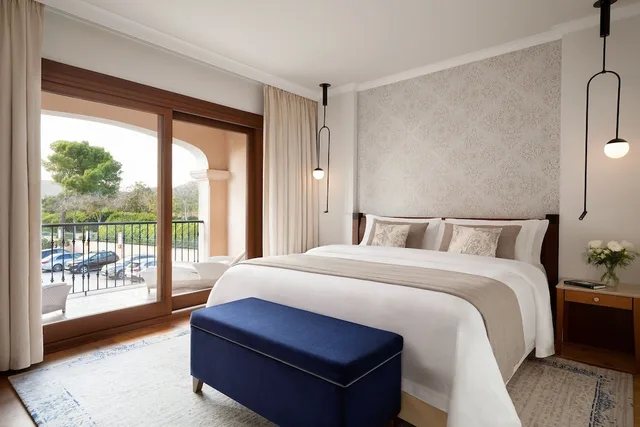 جناح عائلي ركني بسرير كينج مع أريكة، St Regis Mardavall Mallorca Resort 5/10