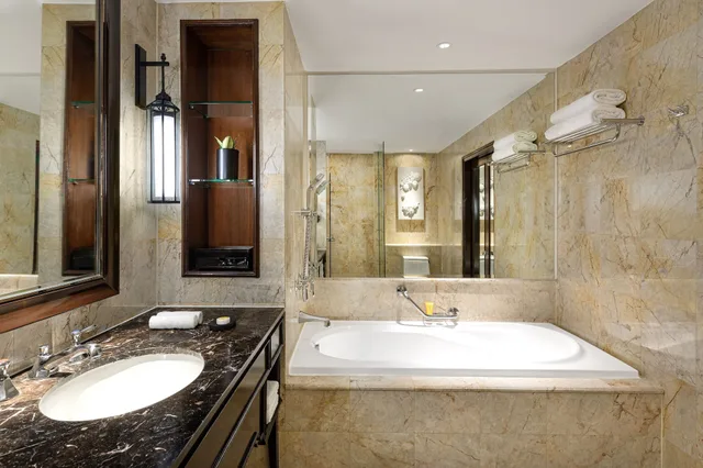 Room, King Bed, Corner, THE ATHENEE HOTEL, A LUXURY COLLECTION HOTEL BANGKOK 4/4