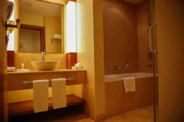 غرفة بسرير كينج بإطلالة على الحديقة، Crowne Plaza Sohar 5/5