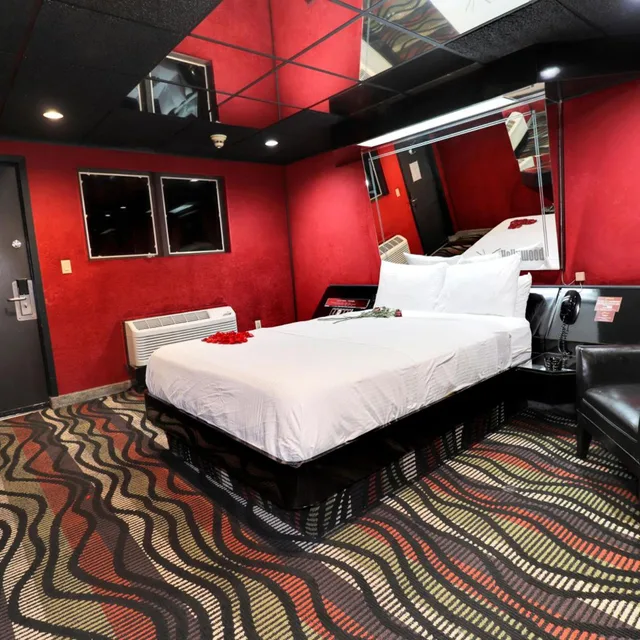 Deluxe, Studio, King Bed, Hollywood Motel 1/4