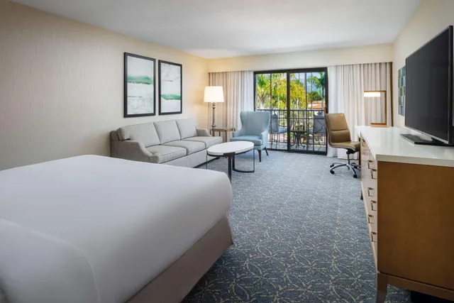 غرفة بسرير كينج بشرفة مع أريكة، Hilton Santa Barbara Beachfront Resort 1/3