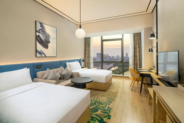 غرفة بسريرين منفصلين بإطلالة على البحيرة، Hilton Garden Inn Changde Dingcheng 1/4