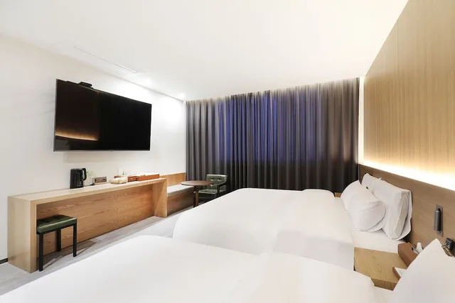 غرفة بريميوم بسريرين منفصلين وسرير كينج، Carlton Hotel 1/6