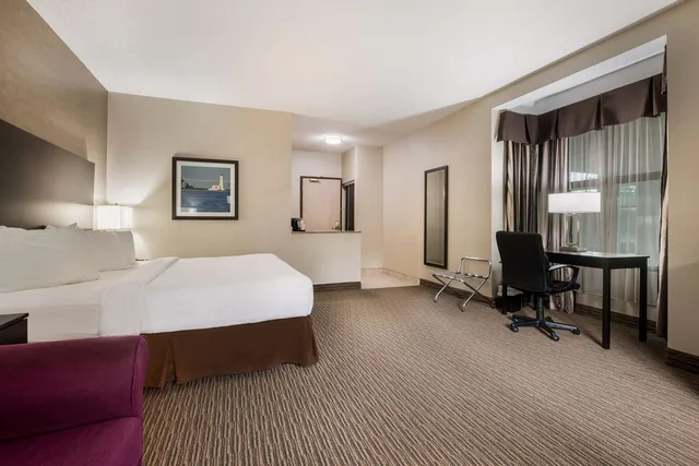 Plus, King Bed, Sofa، Best Western Little River Inn 2/4