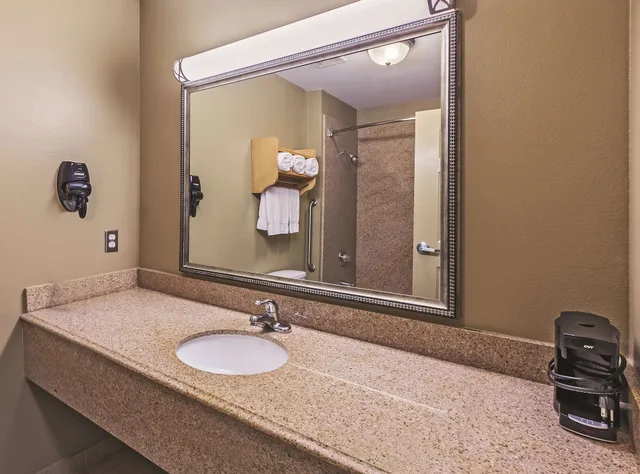 2 Rooms, Suite, King Bed, La Quinta Inn And Suites Paris 4/6