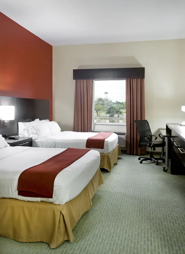 غرفة قياسية بسريرين كوين مع أريكة، Holiday Inn Express Hotel Suites Brownsville 1/4
