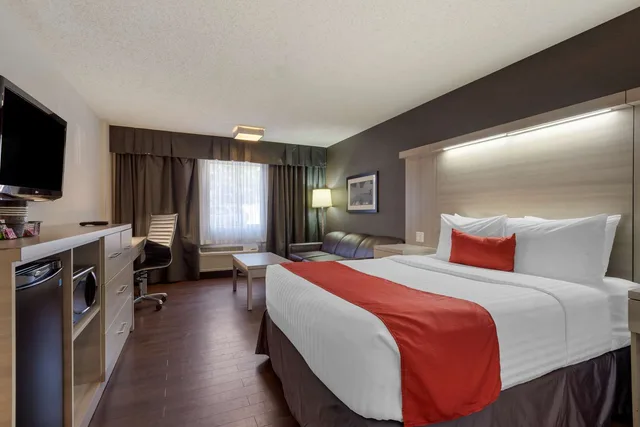 Room, Queen Bed, Sofa, Pet Friendly, Main Floor، Village Park Inn Calgary 1/2