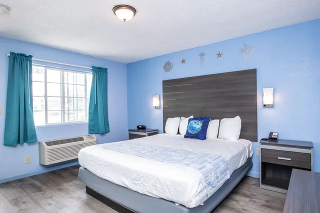 Standard, King Bed, Sofa, Aqua Breeze Inn 1/3