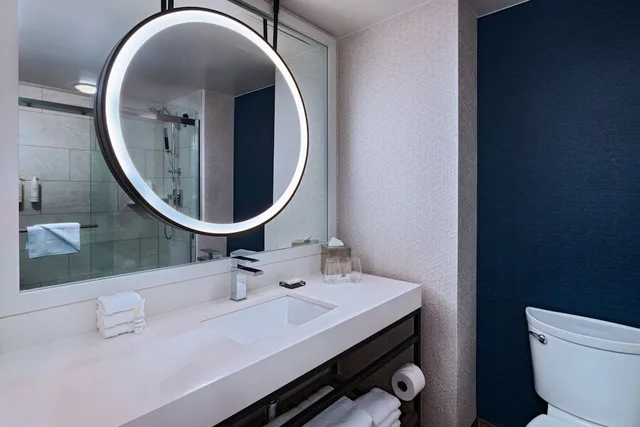 Room, 2 Queen Beds, Water View، The Woodlands Waterway Marriott Hotel And Convention Center 7/11