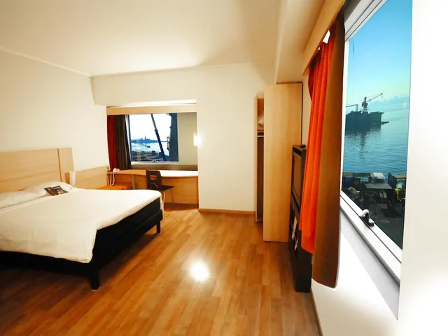 غرفة بسرير كوين بإطلالة على البحر، Ibis Valparaiso 2/10