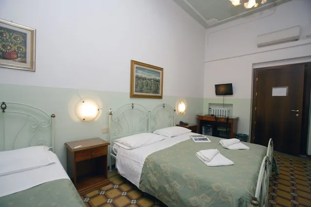 غرفة ثلاثية، Hotel Desiree 2/7