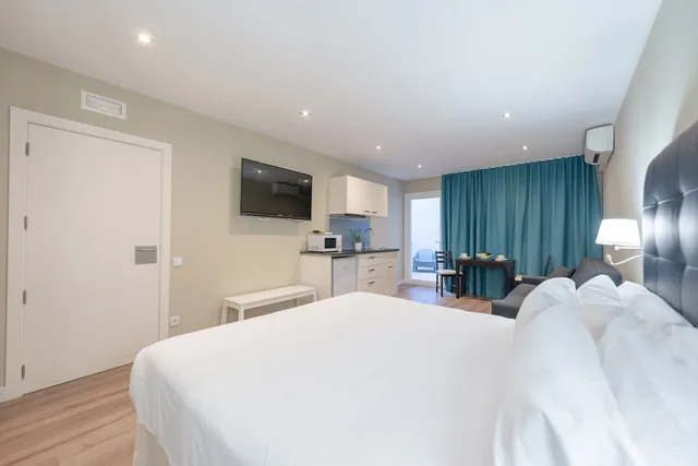 جناح استوديو بسرير كينج بشرفة مع أريكة في الطابق الأرضي، Senator Barcelona Apartments 1/4