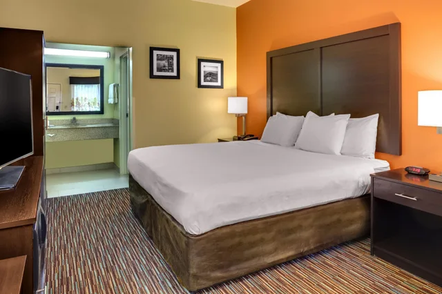 غرفة قياسية بسرير كينج، Clarion Pointe Biltmore Village 1/7