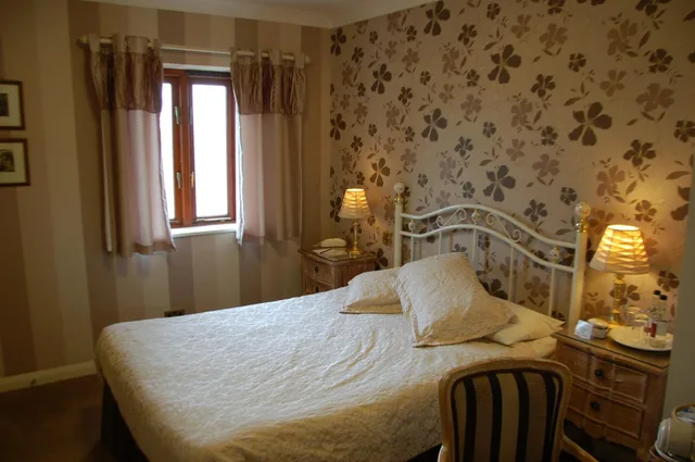 Business, Double Bed, Albright Hussey Manor 4/8