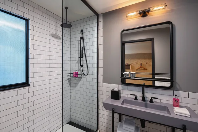 غرفة بسرير كينج بإطلالة على المدينة لذوي الإعاقة، Moxy Minneapolis Downtown 8/8