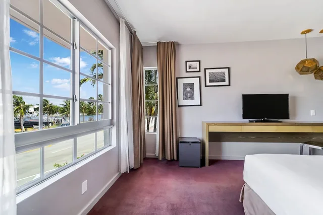 غرفة قياسية بسرير كينج بحمام خاص، The L Hotel 5/8