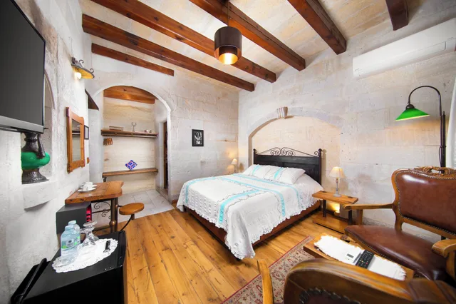 Stone, Queen Bed، Terra Cave Hotel 1/10