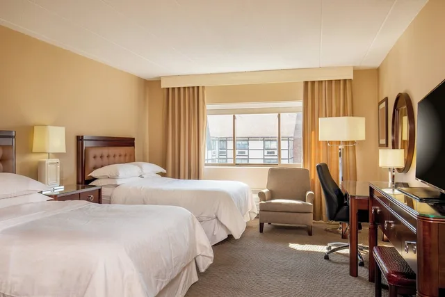 غرفة تقليدية بسريرين كوين، Sheraton Framingham Hotel Conference Center 3/10