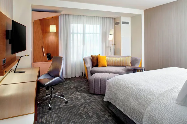 جناح بسرير كينج مع أريكة، Courtyard Orlando Lake Nona 1/3