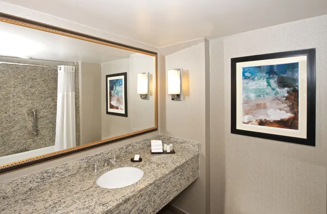 غرفة بسريرين كوين مع أريكة، Embassy Suites by Hilton Seattle Bellevue 5/7