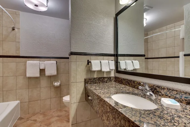 جناح بسرير كينج بغرفتين مع أريكة في طابق مرتفع، Drury Inn and Suites Phoenix Happy Valley 6/10