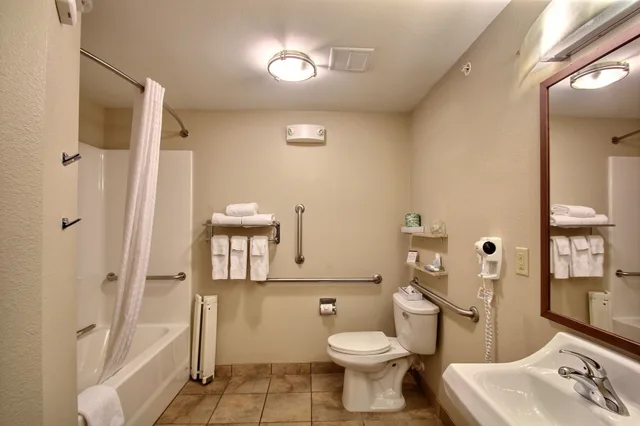 جناح بسرير كينج مع أريكة لذوي الإعاقة، Candlewood Suites Milwaukee Airport-Oak Creek 6/7