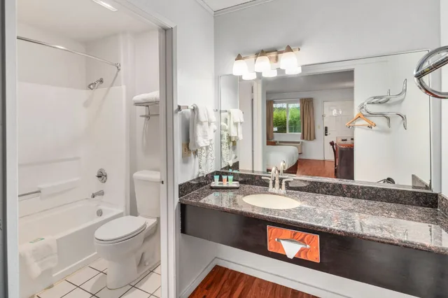 Premium Queen Suite, Inn at Lake Washington By OYO I-405 3/4