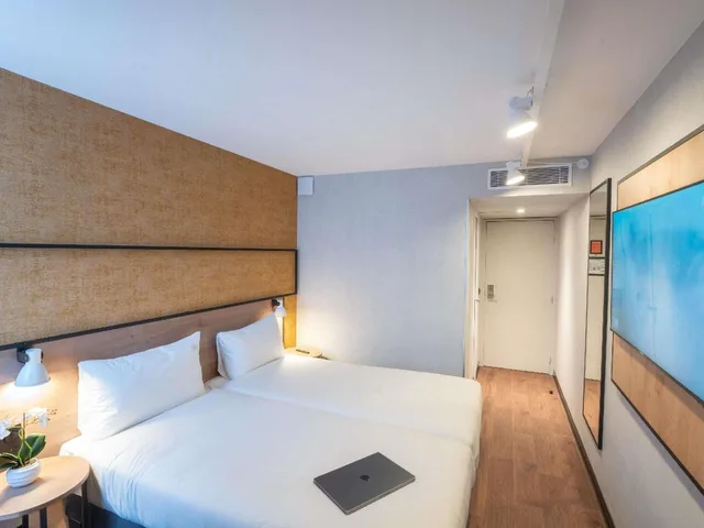 غرفة متصلة بسرير مزدوج وسريرين منفصلين، Kyriad Paris Nord Porte de Saint Ouen Formely Alliance Hotel Paris Porte de Saint Ouen 1/20