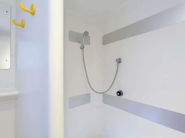 Family, 1 Double and 3 Single Beds, Shared Bathroom، hotelF1 Roissy CDG 3/3