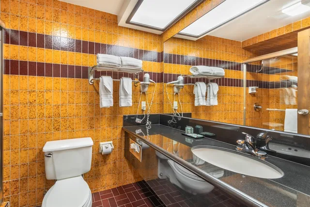 غرفة قياسية بسرير كينج بإطلالة على المسبح بشرفة، Best Western Pine Tree Motel 4/4