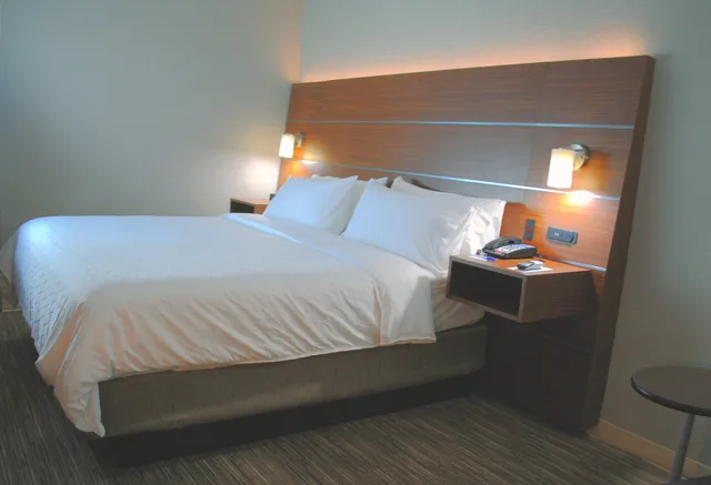 Standard, Queen Bed, Holiday Inn Express Suites Columbia City 2/3