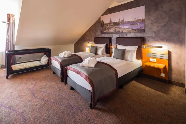 جناح سوبيريور بسريرين منفصلين مع أريكة، Ramada by Wyndham Dresden 2/5