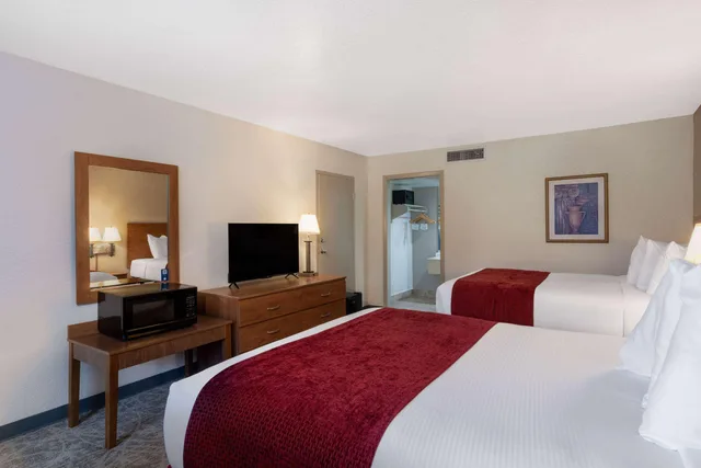 غرفة بسريرين كوين بإطلالة على المسبح، Ramada by Wyndham Kissimmee Gateway 3/3