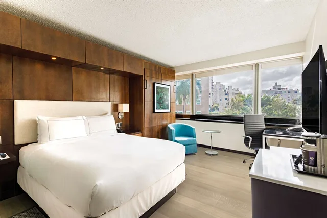 Room, Queen Bed, with Extra Double Bed, Garden View، Doubletree By Hilton Hotel San Juan 3/3
