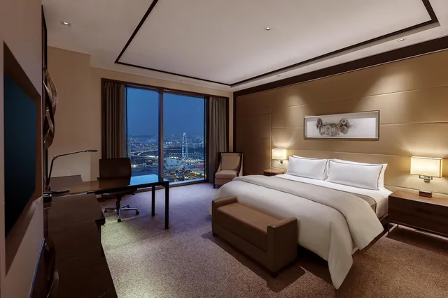 غرفة كبيرة بسرير كينج، The Westin Singapore 2/5