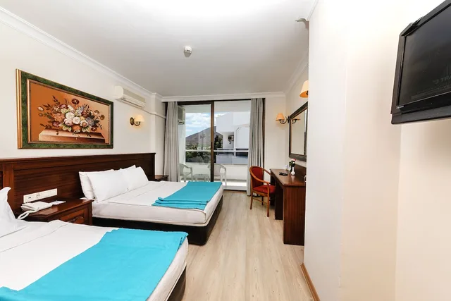 غرفة بسرير مزدوج وسرير فردي بإطلالة جزئية على البحر، Kaya Maris Hotel 2/6