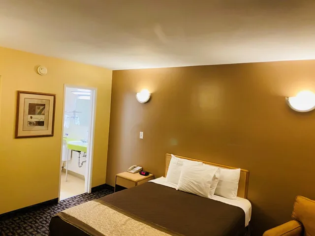 Room, Queen Bed, M Star Hotel Mansfield 1/8