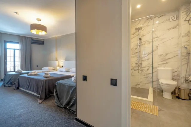 غرفة رباعية بسرير كينج وسريرين منفصلين بشرفة، Hotel Piazza 6/6