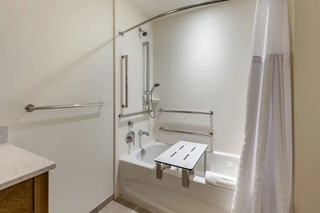 جناح بسرير كينج مع أريكة، Comfort Inn and Suites Pittsburgh Northshore, PA 4/4