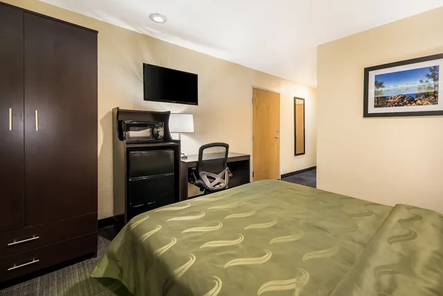 غرفة بسرير كوين لذوي الإعاقة، Quality Inn and Suites near NAS Fallon 2/4