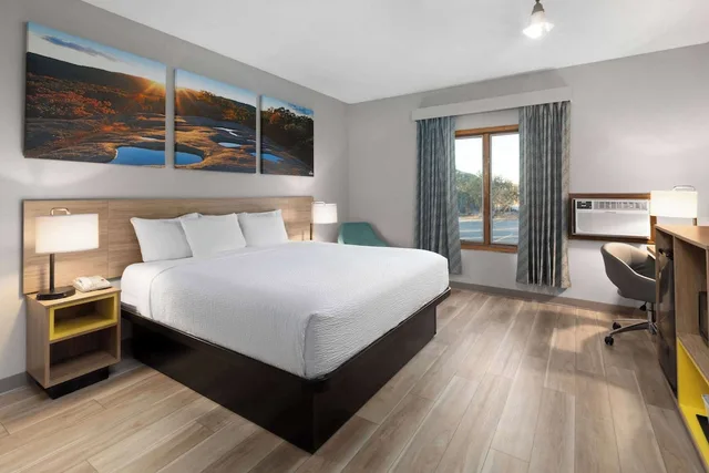 Room, King Bed, Days Inn by Wyndham Hutchinson 1/6