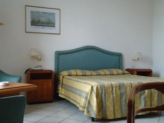 غرفة رباعية بسرير مزدوج وسريرين منفصلين، Albergo Roma 4/5
