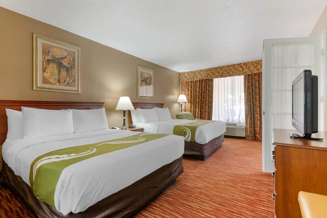 جناح بسريرين كوين مع أريكة، Quality Inn & Suites Conference Center 1/2