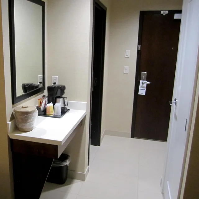 غرفة بسرير كينج وسريرين كوين لذوي الإعاقة، HOLIDAY INN EXPRESS GOLDEN KICKING HORSE 6/6